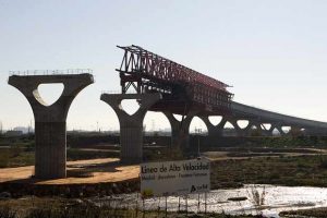 La falsa receta de la alta velocidad frente a la “desaceleración”. Carriles por ladrillos.