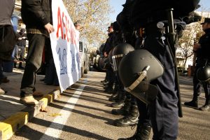 Diversos colectivos y organizaciones, entre ellas la CGT, se concentran ante la embajada de Grecia en Madrid para protestar por el asesinato de Alexandros