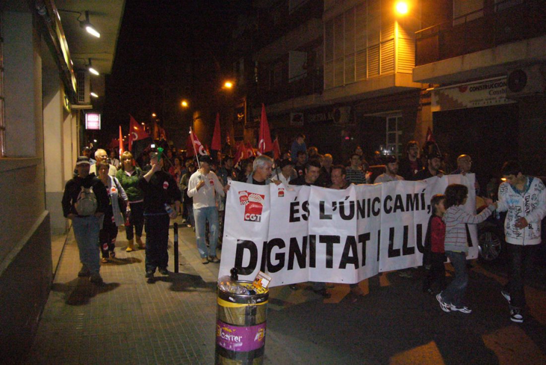 700 personas se manifiestan en Sant Boi de Llobregat convocadas por la CGT contra la crisis económica, la corrupción política, el desempleo y la precariedad