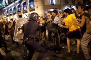 Miles de manifestantes le dicen al papa en Madrid : «NO CON MI DINERO» (17/8/11)