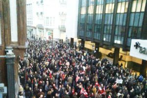 Multitudinaria protesta de trabajadores de Bankia en Valencia contra el ERE