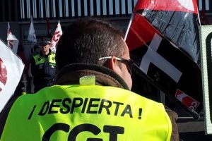 Trabajadores de limpieza del Aeropuerto de Barajas, en lucha contra los recortes en el sector Aéreo impuestos por Aena.