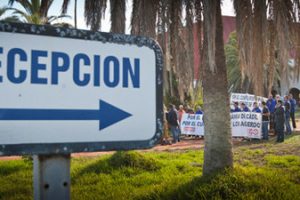 Ex empleados de Delphi cortan la carretera frente a la factoría