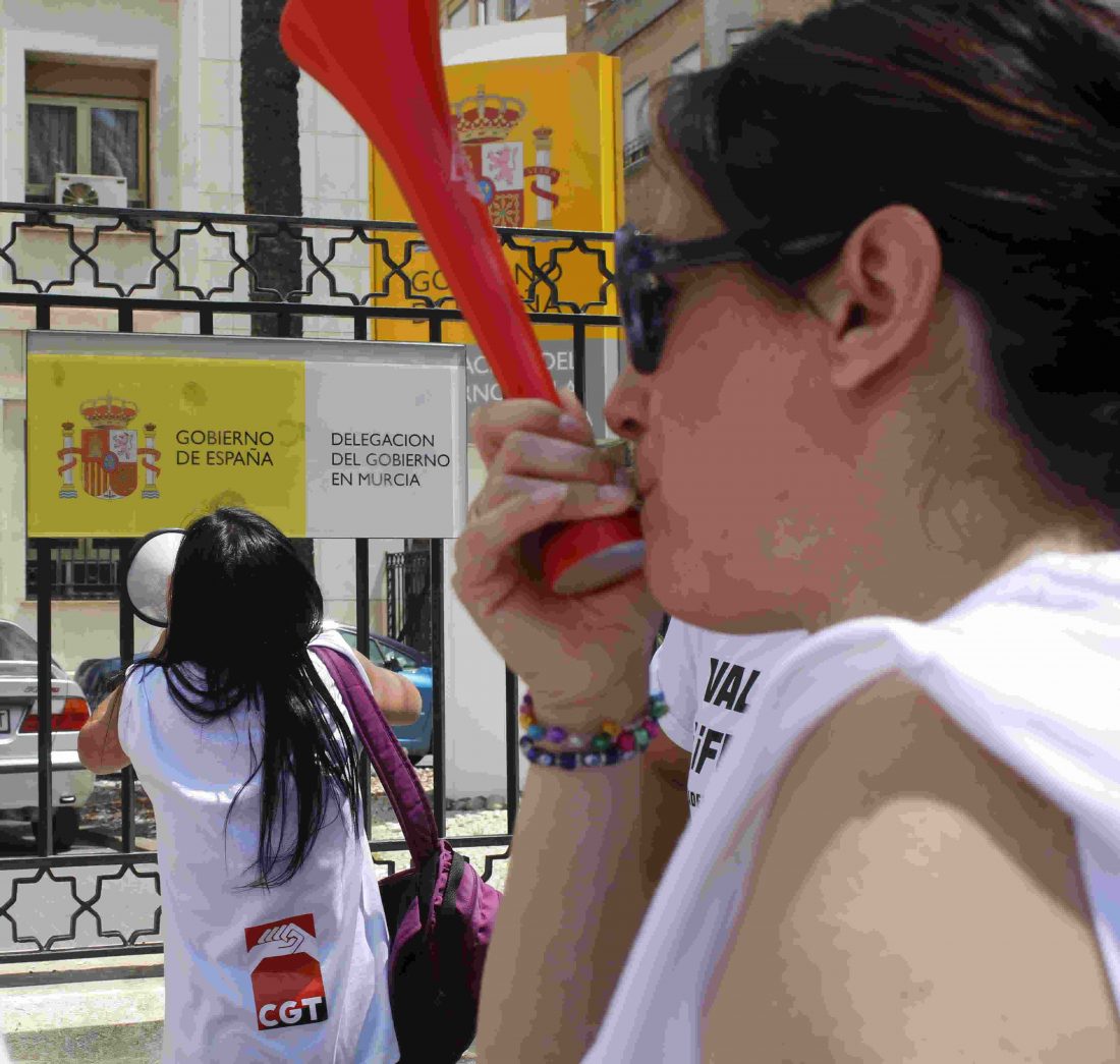 Éxito de participación en la marcha convocada por las limpiadoras del Hospital de la Arrixaca