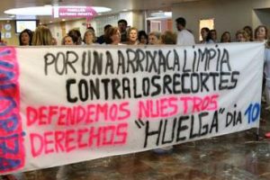 A pesar de la visita de los antidisturbios, el seguimiento del 2º día de huelga de las limpiadoras de la Arrixaca sigue siendo masivo