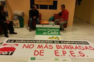 EPES 061 contrata “matones” que agreden a delegada de CGT en el #Encierro061Cadiz y se apropian de pancarta