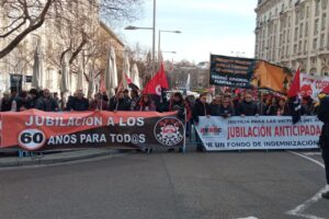 CGT SE MANIFIESTA FRENTE AL CONGRESO DE LOS DIPUTADOS POR NO CUMPLIR EL GOBIERNO CON LAS OBLIGACIONES QUE LE IMPONE EL REAL DECRETO 1698/2011 DE COEFICIENTES REDUCTORES.