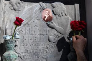 CGT conmemora el centenario de asesinato de Salvador Seguí en el cementerio de Montjuic junto con otras organizaciones anarcosindicalistas