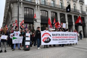 CGT se concentra en la puerta del Sol de Madrid exigiendo mejores condiciones laborales para las trabajadoras de los grandes almacenes