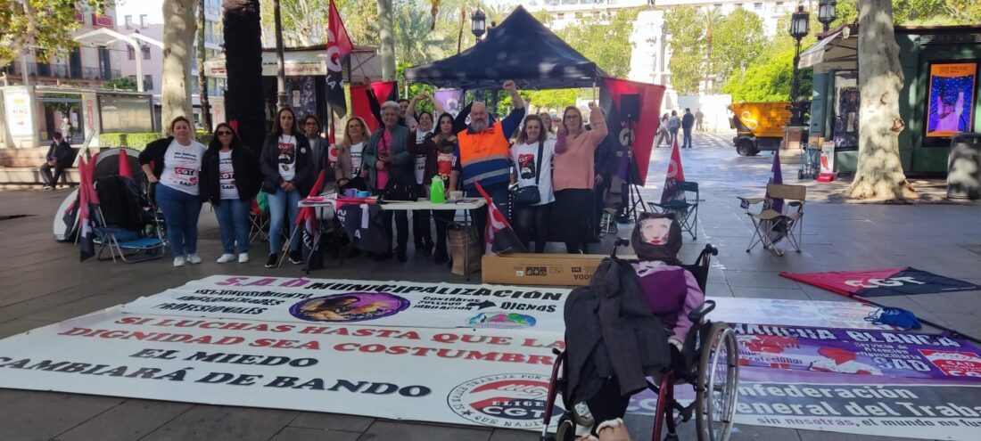 CGT levanta la acampada de las trabajadoras de atención domiciliaria en Sevilla tras 36 días, pero advierte que velará por el cumplimiento de los compromisos adquiridos por el alcalde.