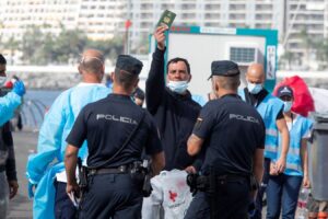 La ultraderecha española y catalana pisotea los derechos de los menores.