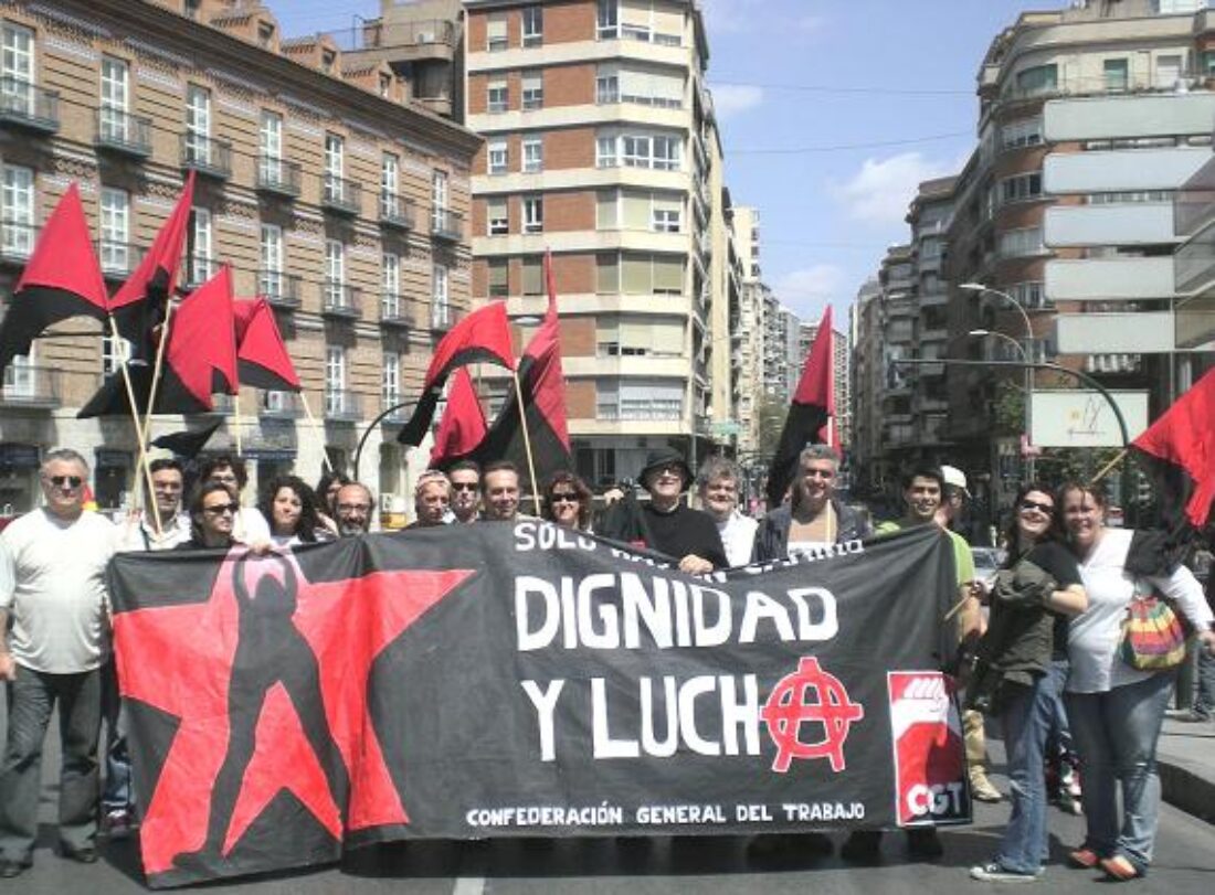 Murcia. Entrega de firmas contra la oposición de interinos al cuerpo de bomberos