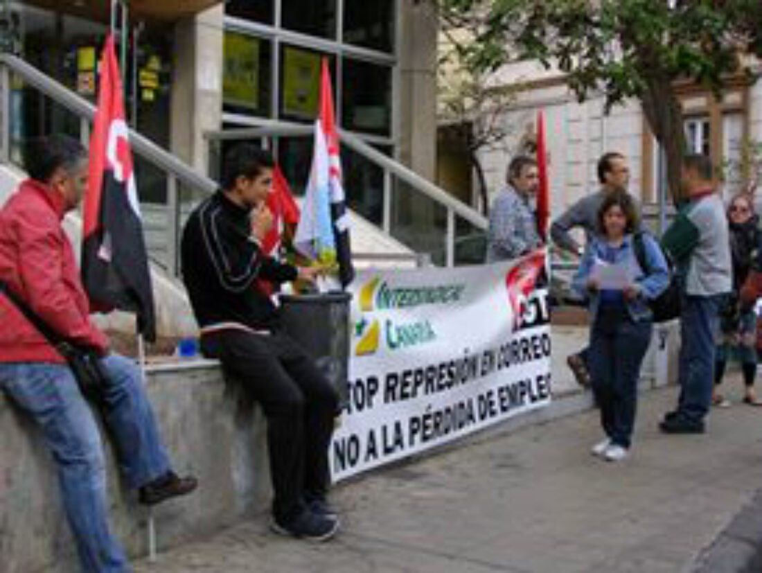 Concentración en Correos de Tenerife contra la represión de la empresa