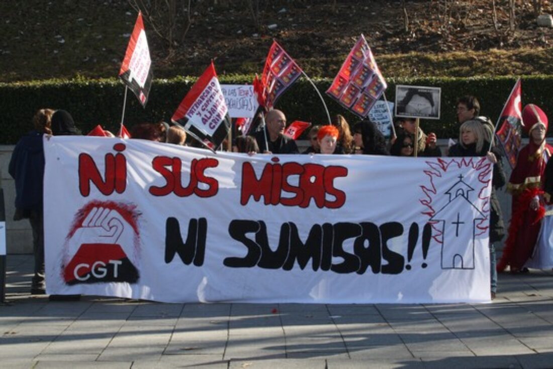 CGT se concentra a las puertas de la catedral de la Almudena en Madrid