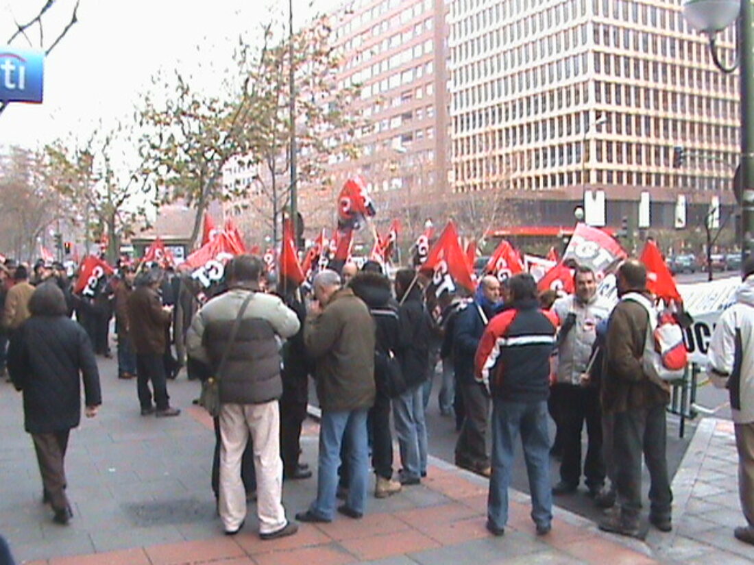 CGT se concentra ante la sede de ADIF