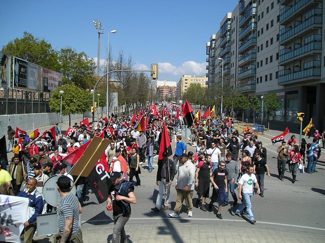 Un millar de anticapitalistas se manifiestan desde Sabadell  a Badia del Vallès contra el paro, la precariedad y la exclusión social