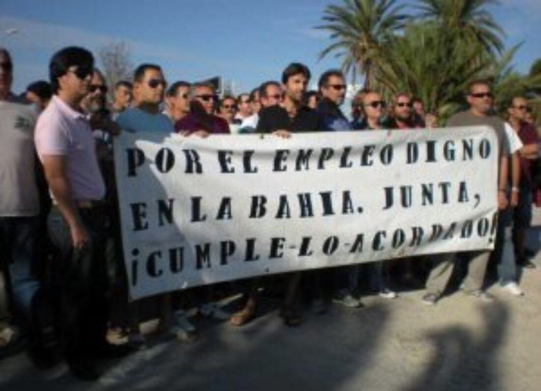 Desalojados ex trabajadores de Delphi de la Delegación de gobierno de  la Junta de Andalucía en Cádiz.