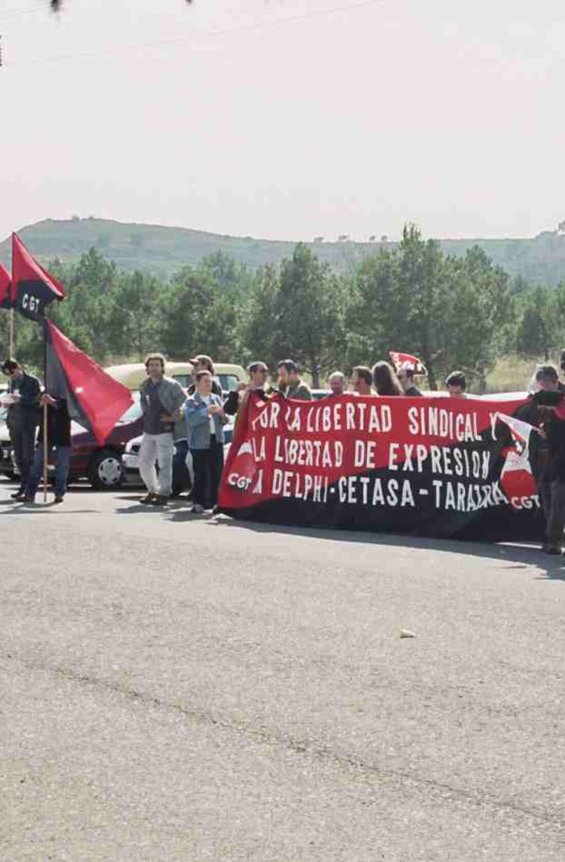 Lucha de los extrabajadores de Delphi: concentración ante la antigua fábrica y corte de carreteras