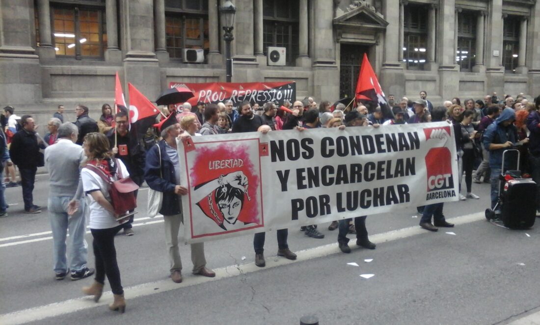 La CGT okupa edificio de la Universitat y corta el tráfico en Via Laietana