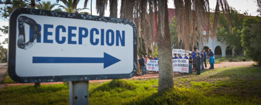 Ex empleados de Delphi cortan la carretera frente a la factoría