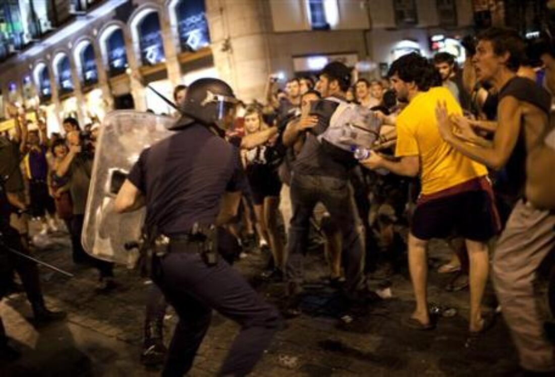 Miles de manifestantes le dicen al papa en Madrid : «NO CON MI DINERO» (17/8/11)