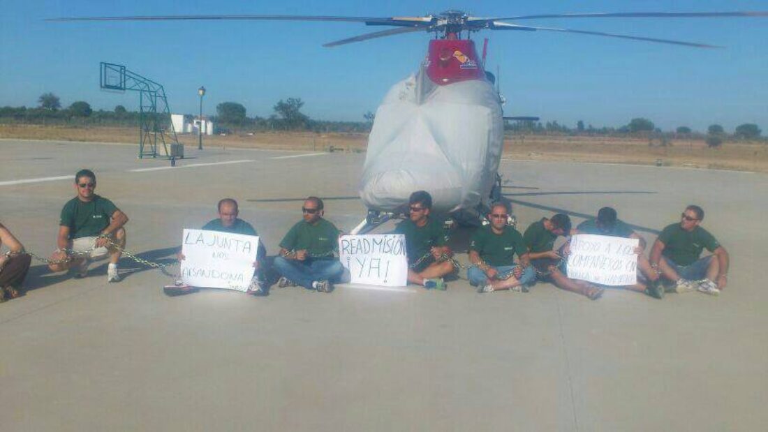 Bomberos del Infoca se encadenan a helicóptero en Doñana en apoyo de los despedidos en huelga de hambre