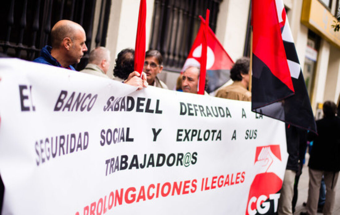 CGT convoca una protesta contra la política laboral y la reconversión del sector bancario ante la Junta General de Accionistas de Banco Sabadell en Alicante