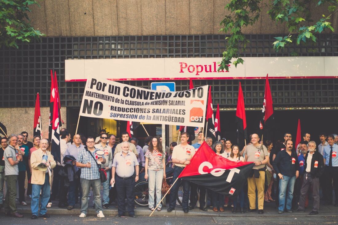 CGT se moviliza ante la sede de la AEB exigiendo un convenio justo