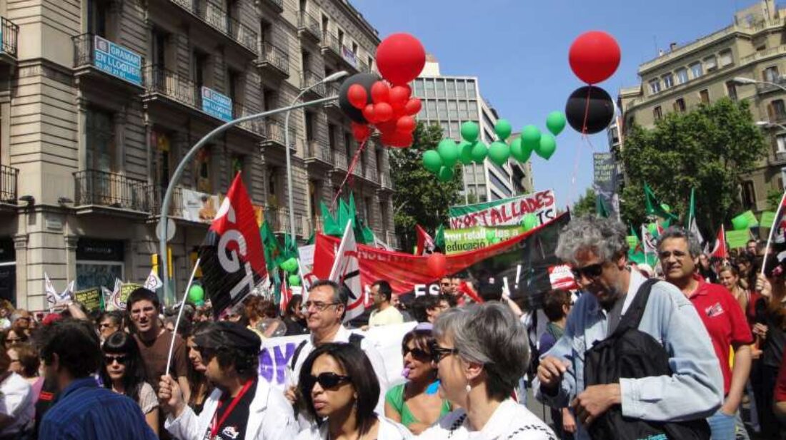 Barcelona : Masiva asistencia del bloque autónomo en la manifestación contra los recortes sociales.