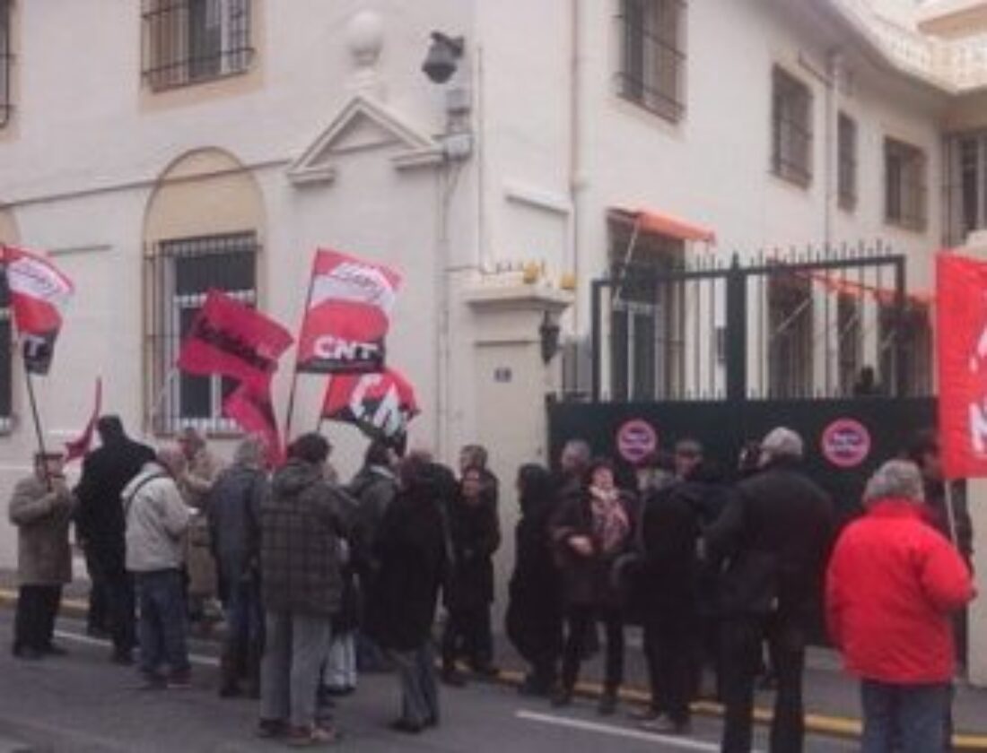 Francia: Solidiares, CNT-F, CNT-SO protestando contra ley Mordaza