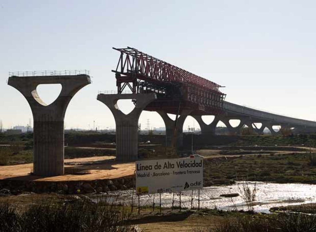 La falsa receta de la alta velocidad frente a la “desaceleración”. Carriles por ladrillos.