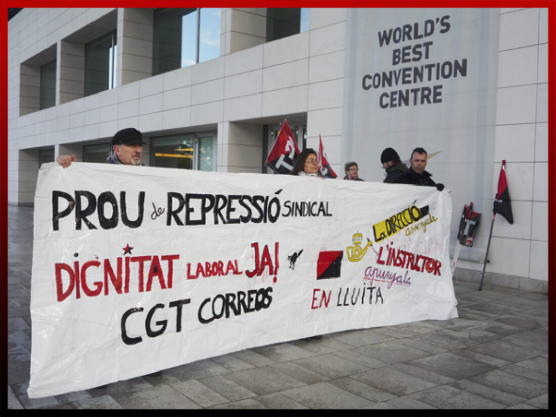 CGT se concentra frente al Palacio de Congresos de Valencia para protestar contra la privatización del servicio público postal y la persecución sindical en Correos