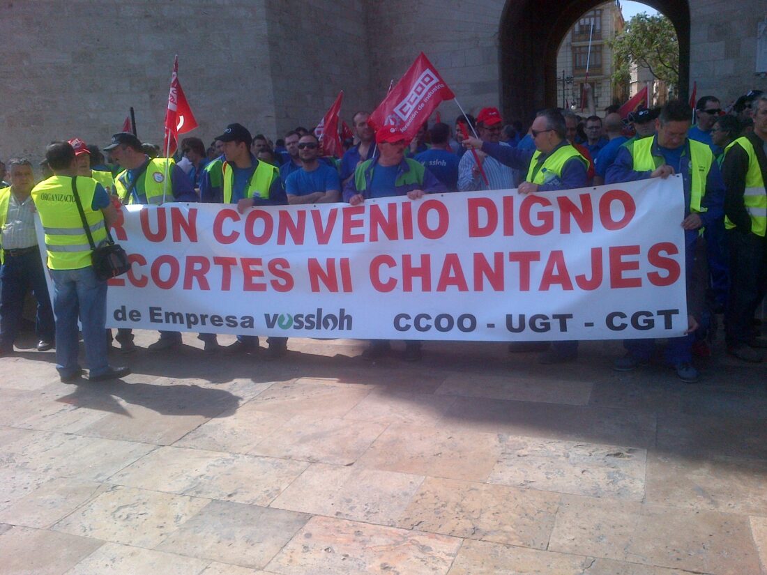 Los trabajadores de Vossloh han marchado hoy hasta la Generalitat valenciana contra los recortes que pretende imponer la multinacional