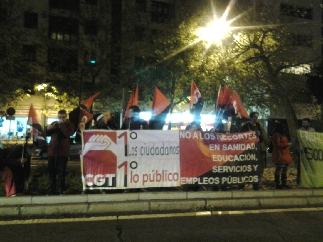 Sevilla. Protesta ante el parlamento andaluz contra las políticas de recortes de la Junta y del Gobierno