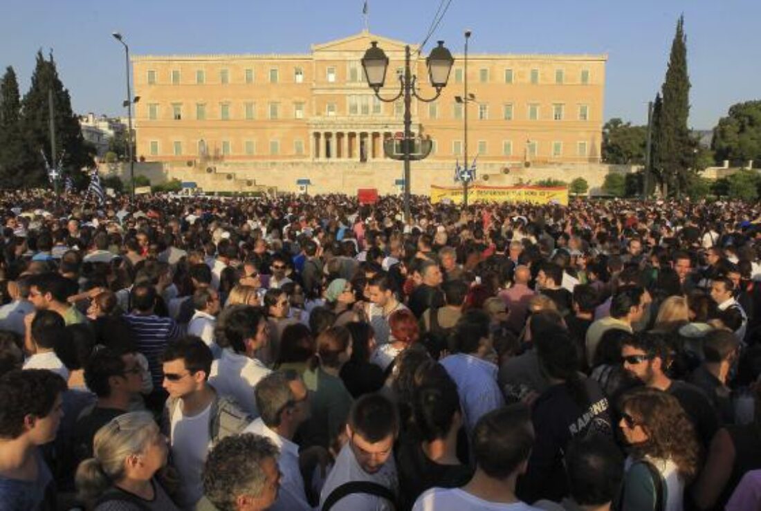 Grecia : Miles de personas indignadas ocupan plaza Sintagma protestando contra los recortes