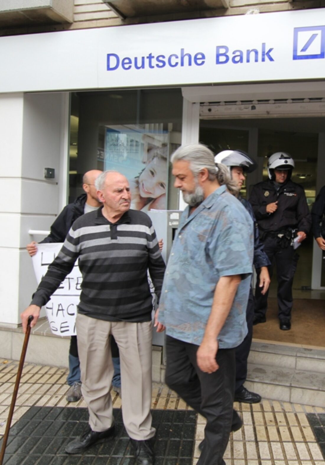 CGT ocupa una sucursal de Deutsche Bank en Sevilla para exigir la libertad de detenidos el 25-S